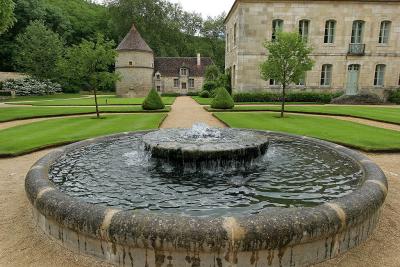 Visite de l'abbaye de Fontenay - La fontaine et le bassin circulaire