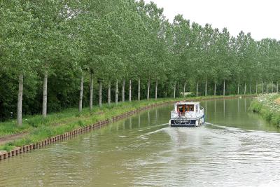 Le long du canal de Bourgogne prs de Chateauneuf en Auxois