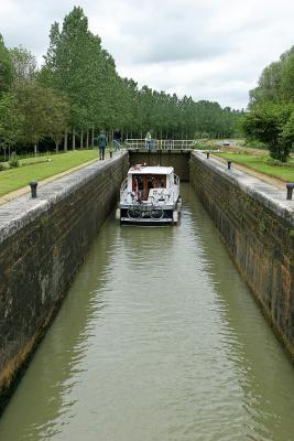 Le long du canal de Bourgogne prs de Chateauneuf en Auxois