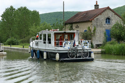 Le long du canal de Bourgogne prs de Chateauneuf en Auxois