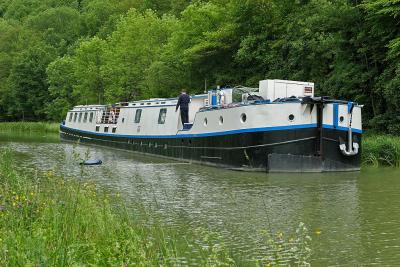 Le long du canal de Bourgogne prs de Chateauneuf en Auxois