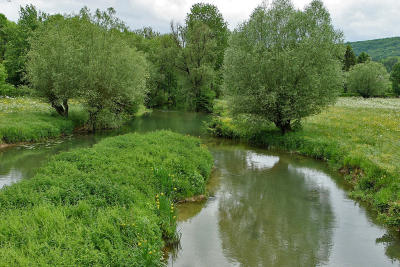 Le long du canal de Bourgogne prs de Chateauneuf en Auxois