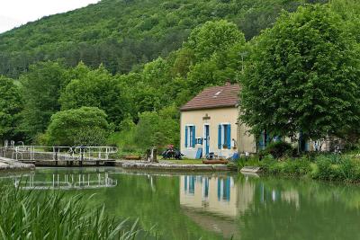 Le long du canal de Bourgogne prs de Chateauneuf en Auxois