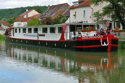 Le long du canal de Bourgogne prs de Chateauneuf en Auxois