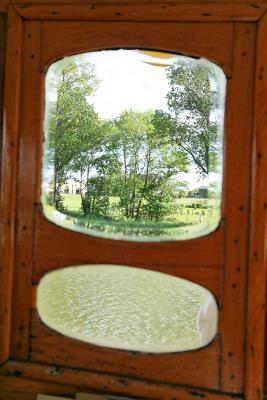 La pniche Lady A - Paysage au travers du verre biseaut d'origine de la cabine