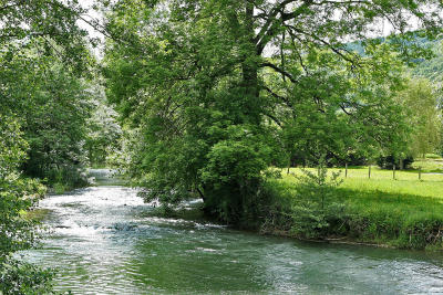 Le long du canal de Bourgogne prs de Chateauneuf en Auxois