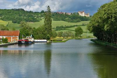 Le long du canal de Bourgogne prs de Chateauneuf en Auxois