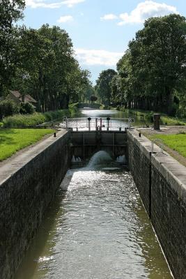 Le long du canal de Bourgogne prs de Chateauneuf en Auxois