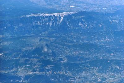 Une vue du mont Ventoux pendant notre vol vers la Corse
