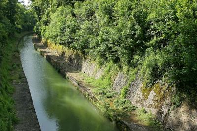 Le long du canal de Bourgogne prs de Chateauneuf en Auxois