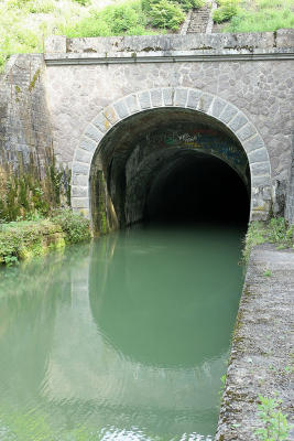 Le long du canal de Bourgogne prs de Chateauneuf en Auxois