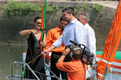 Isabelle Giodano va couper le ruban aux couleurs du Groupama 3