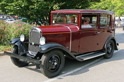 Dfil de vieilles voitures - Old cars exhibition