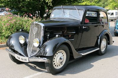 Dfil de vieilles voitures - Old cars exhibition