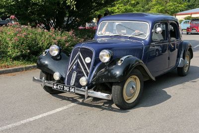 Dfil de vieilles voitures - Old cars exhibition