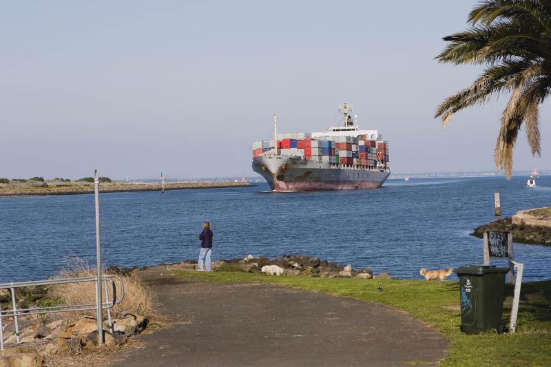 Ship entering Yarra 9980.jpg