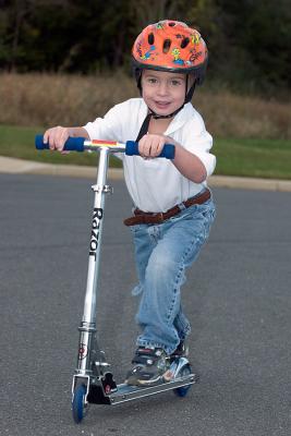 g4/09/60809/3/52323304.Lukeonscooter0040V50.jpg