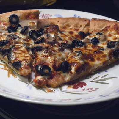 mushroom & black olive pizza