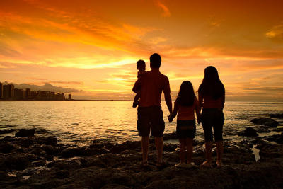Família contemplando pôr-do-sol volta da jurema
