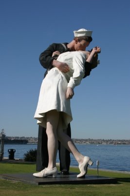 V-J Day Kiss statue