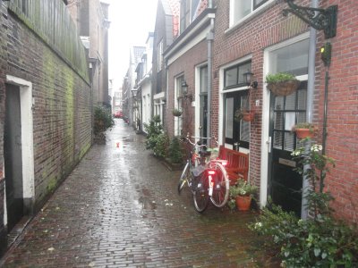Verregnete Gasse in Leiden/Holland, Februar 2011