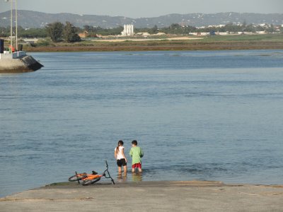 Zwei Kinder spielen im Ria Formosa Fluss