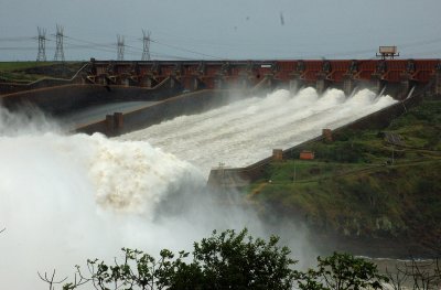 Ueberlaufbecken des Itaipu Damms zwischen Paraguay und Brasilien