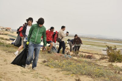 Strandsuberungsaktion durch Freiwillige am Ria Formosa - Maerz2012