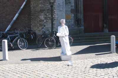 Living doll in front of Hooglandse Kerk