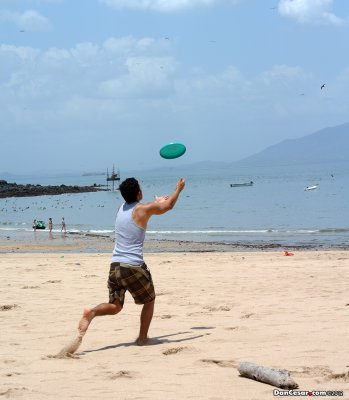 Frisbee on Isla Taboga