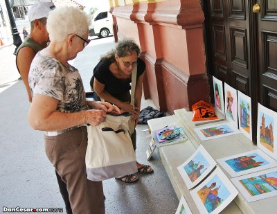 Shopping for art in Casco Viejo