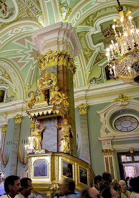 06 Pulpit and Chandelier 84001233.jpg