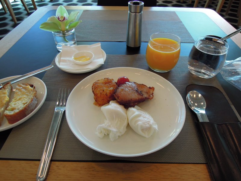 Melbourne Qantas first lounge breakfast