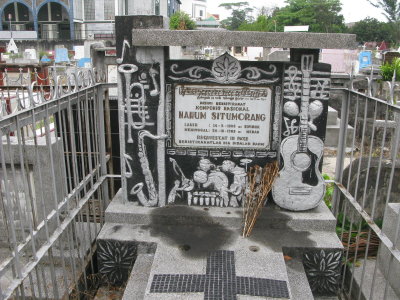 Medan a grave with a musical theme
