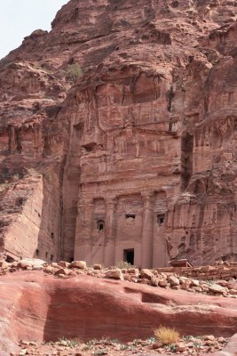 669 Petra - La tomba dell'urna.JPG