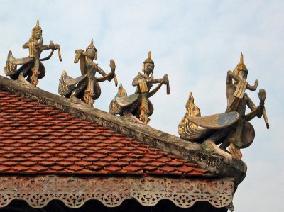Wat roof figures