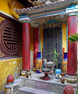 Shrine, Bach Ma temple