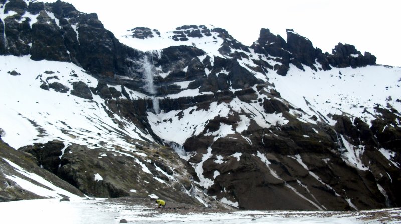 Inglfur skellir  sig legghlfunumSillan sem hinn hpurinn fr upp er s vi fossinnMun styttri lei