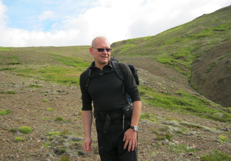 Skúli á leið á Móskarðshnjúka