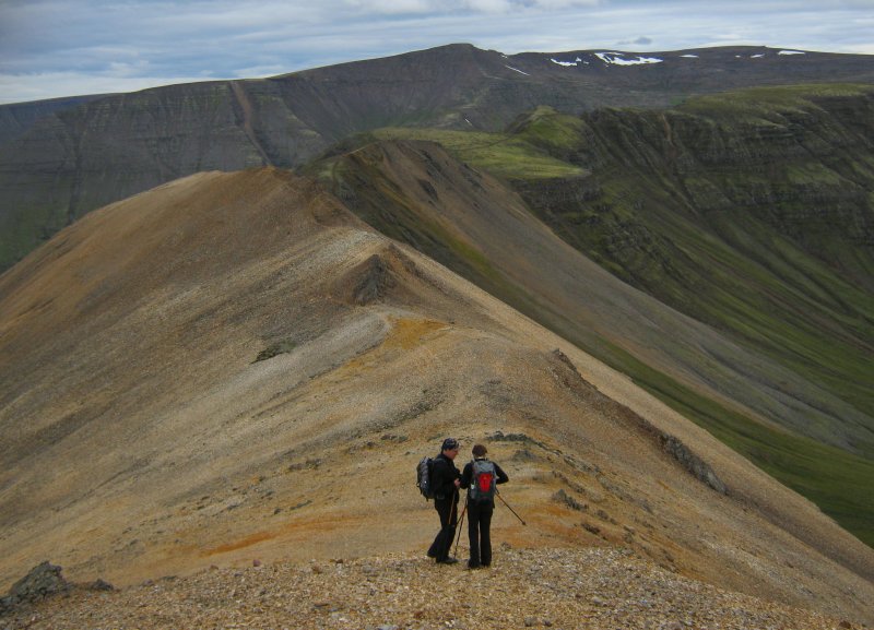 Bessi og Inger. Laufskörðin sýnileg framundan