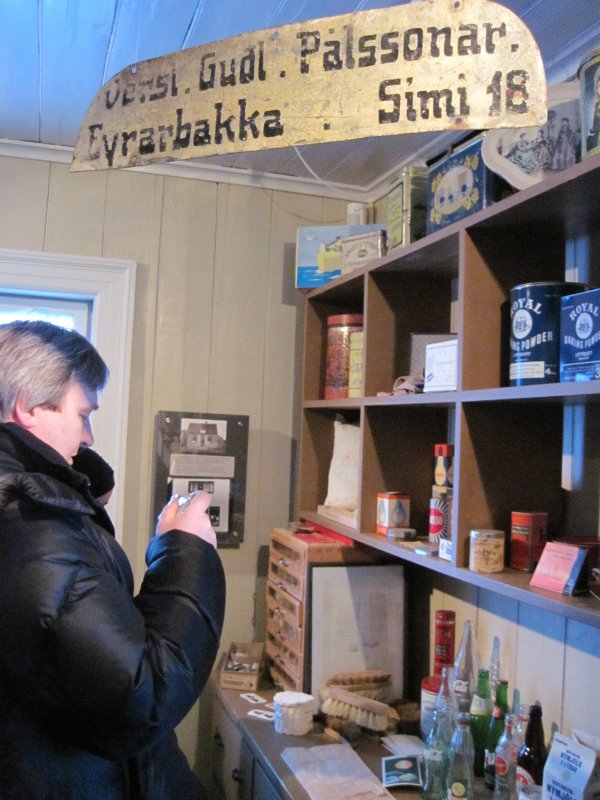 Í verslun Guðlaugs Pálssonar