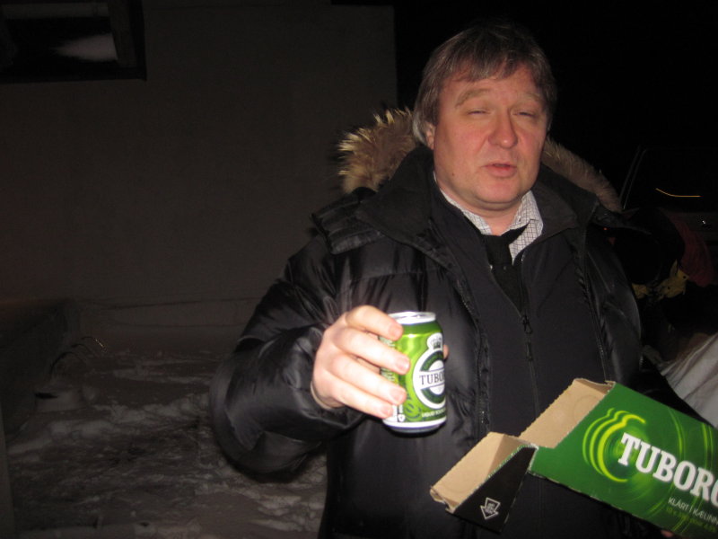 Einar lætur bílstjórann loksins hafa 1. bjórinn e. 12 klst ferðalag