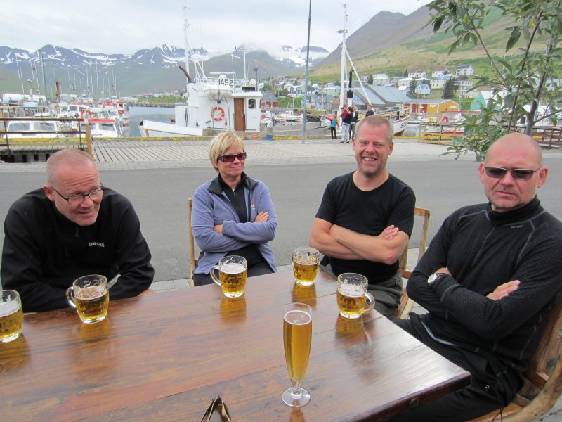 Hressing á Rauđku í göngulok.Dagur, Sigurlaug, Bolli og Skúli