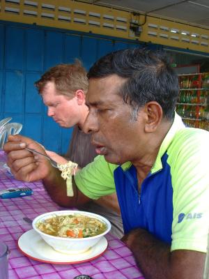 Maggie mee kurang manis..... yumm.........