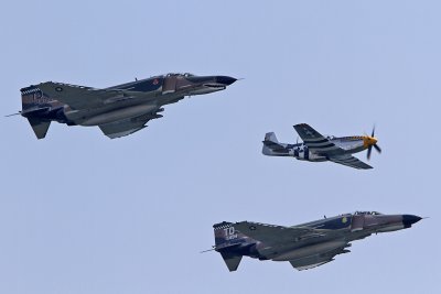 2 F4 Phantoms and a P-51 Mustang