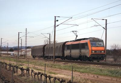 So many power (8000 hp !!) for only two wagons ! The BB26132 at Le Luc-Le Cannet.