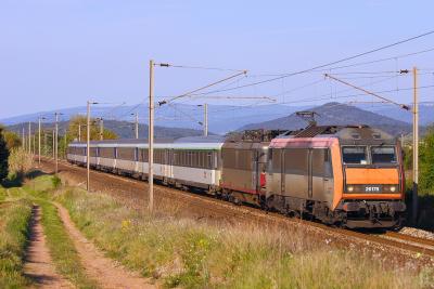 After a long night travel from Nantes, here is the BB26178 (with a BB25600 in vehicle) near gonfaron, heading to Nice.