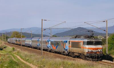 The BB22339 with a train in the Croisire color scheme, heading to Nice.