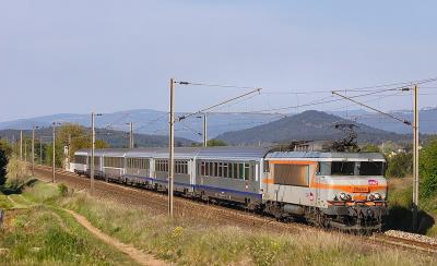 Approaching Gonfaron, the BB22404 and his train coming from Marseille.