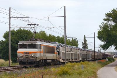 Near Salon-de-Provence, the BB7413 and a long train, carrying some cars.
